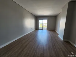 Sala de estar com piso de madeira e porta para a área externa.