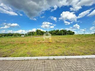 Vista aérea de um campo gramado com cerca de concreto em uma propriedade em Lajeado.
