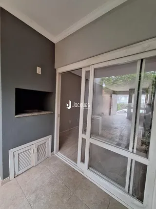 Ambiente interno com portas de vidro e piso de cerâmica.