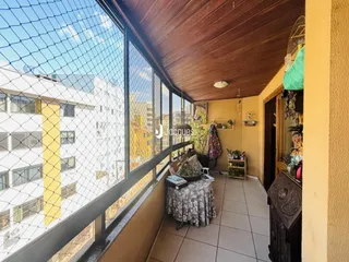 Vista de uma varanda com piso de cerâmica e teto de madeira em um imóvel em Lajeado.
