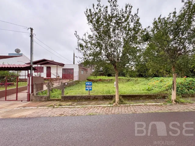 Foto da fachada de uma residência em Lajeado, Brasil, com área verde ao fundo.