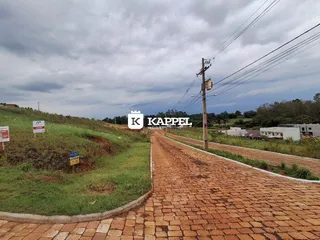 Vista externa da estrada de paralelepípedos em uma área residencial em Lajeado.