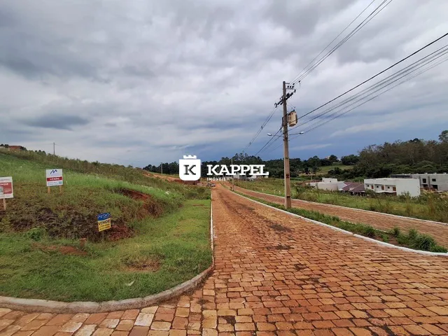 Vista externa da estrada de paralelepípedos em uma área residencial em Lajeado.