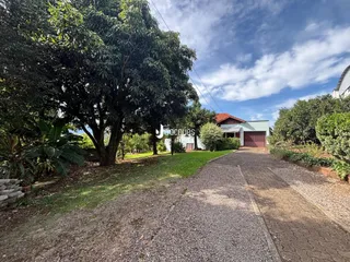 Fachada de uma residência com jardim e acesso de estrada em Lajeado, Brasil.