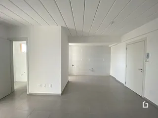 Corredor interno com paredes brancas e teto liso em imóvel em Lajeado.