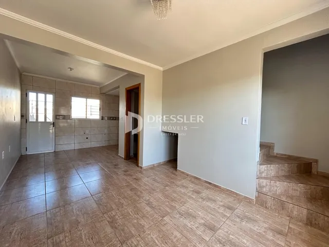 Hall de entrada com piso de cerâmica e paredes claras.