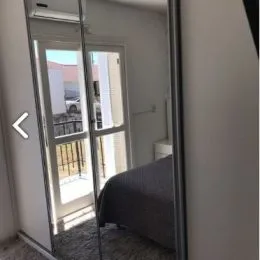 Vista de um corredor com portas de vidro.