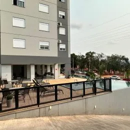 Fachada de um imóvel em Lajeado, Brasil, com uma área de lazer com vista para a água.