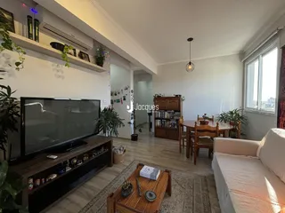 Sala de estar com decoração moderna e móveis de madeira.