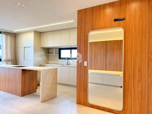 Ambiente moderno com cozinha e ilha em Lajeado.