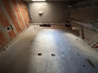 Foto de um cômodo interno em fase de reforma.