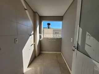 Hall de entrada com piso de cerâmica e paredes claras.