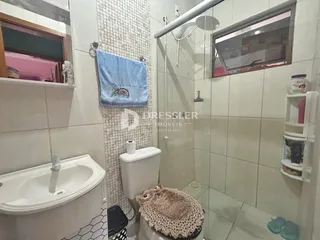 Foto de um banheiro com azulejos brancos e banheira.