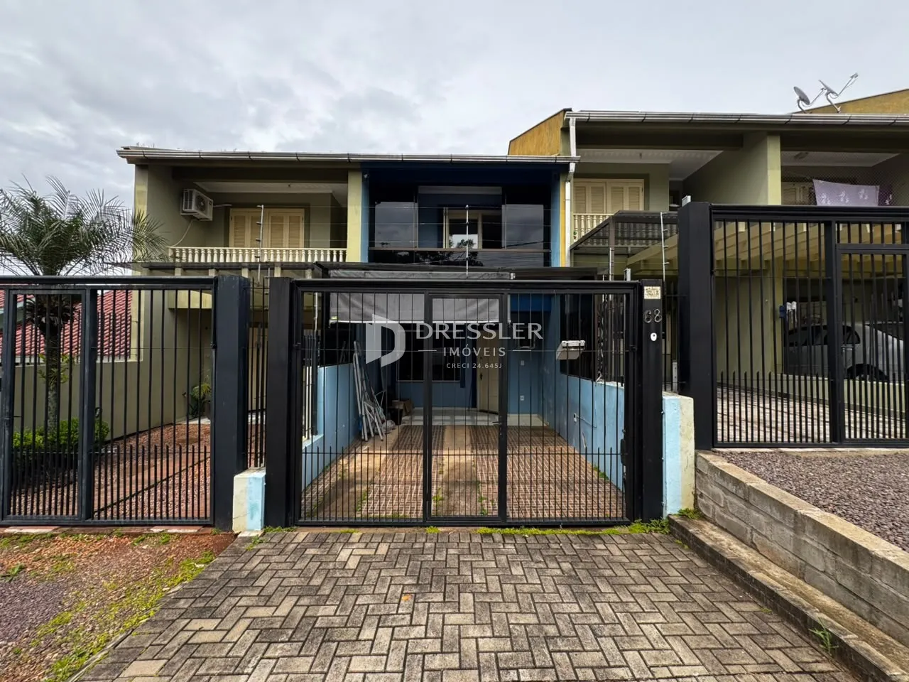 Fachada da residência em Lajeado, Brasil, mostrando o portão de segurança preto.