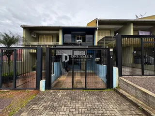 Fachada da residência em Lajeado, Brasil, mostrando o portão de segurança preto.