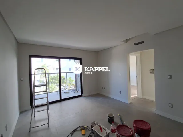 Ambiente interno com porta de vidro que dá acesso a uma área externa.