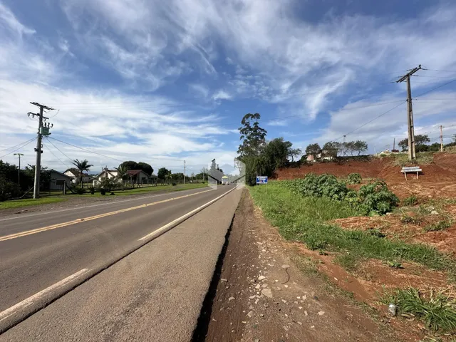 Vista da estrada e da área de terra ao lado da propriedade em Lajeado.