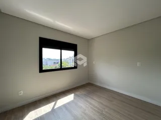 Sala de estar com vista para a paisagem urbana através de uma janela.