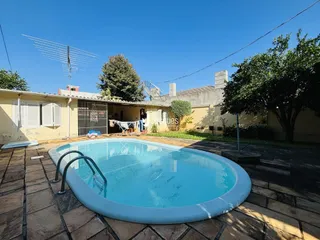 Piscina externa de uma residência em Lajeado, Brasil.