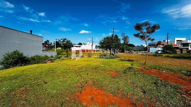 Vista de um terreno com grama e solo exposto em Lajeado, Brasil.