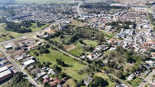 Vista aérea de uma área residencial com campos e vegetação em Lajeado, Brasil.
