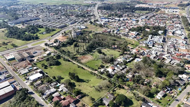Vista aérea de uma área residencial com campos e vegetação em Lajeado, Brasil.