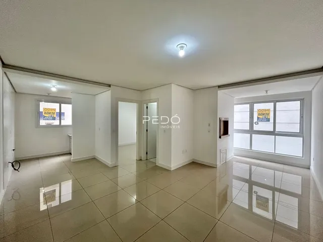 Corredor interno de uma residência com piso de cerâmica clara.