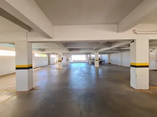 Espaço interno com colunas de concreto e piso polido.