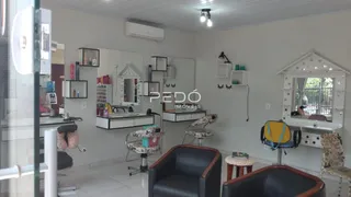Ambiente interno de uma sala com paredes brancas e móveis.