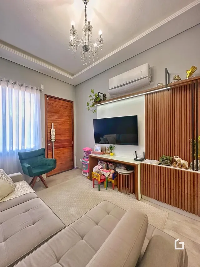 Sala de estar com sofá e painel de madeira na residência.