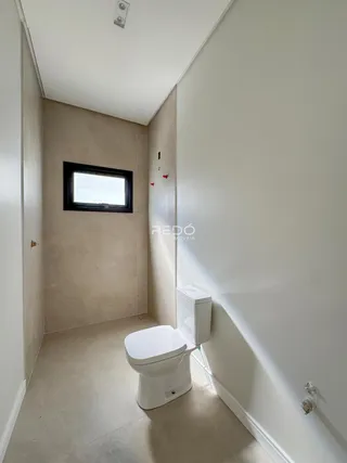 Foto de um corredor com um banheiro em um imóvel.