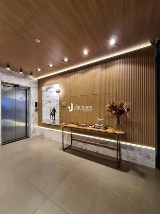 Hall de entrada com revestimento de madeira na decoração.