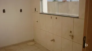 Parede interna com revestimento de cerâmica e janela em um imóvel.