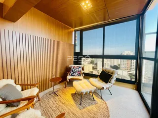 Sala de estar com grandes janelas e decoração moderna em Lajeado.