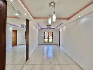 Corredor interno de uma residência com piso de cerâmica clara.