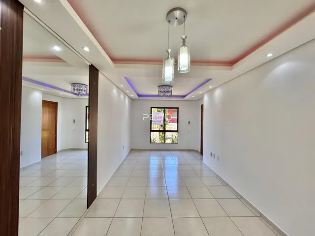Corredor interno de uma residência com piso de cerâmica clara.