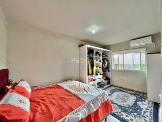 Foto de um quarto com cama e guarda-roupa em uma residência.