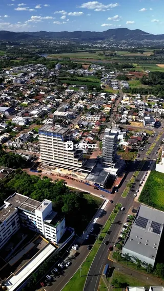 Vista aérea de um complexo urbano com edifícios e áreas verdes em Lajeado.