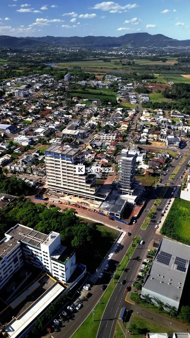 Vista aérea de um complexo urbano com edifícios e áreas verdes em Lajeado.