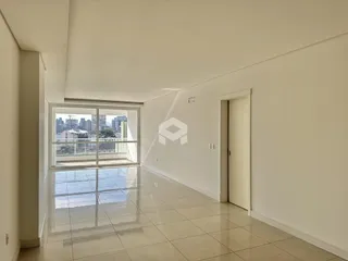 Corredor interno com piso de cerâmica e grande janela.