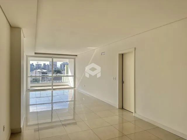 Corredor interno com piso de cerâmica e grande janela.