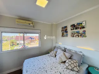 Quarto com janela e decoração de parede em imóvel no Brasil.