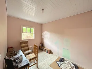 Quarto com janela e móveis de madeira.