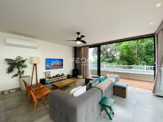 Sala de estar moderna com vista para o exterior em Lajeado, Brasil.