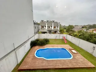 Vista de uma área de piscina e deck em Lajeado, Brasil.