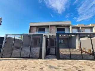Fachada moderna de um imóvel em Lajeado, Brasil, com estrutura em vidro e alvenaria.