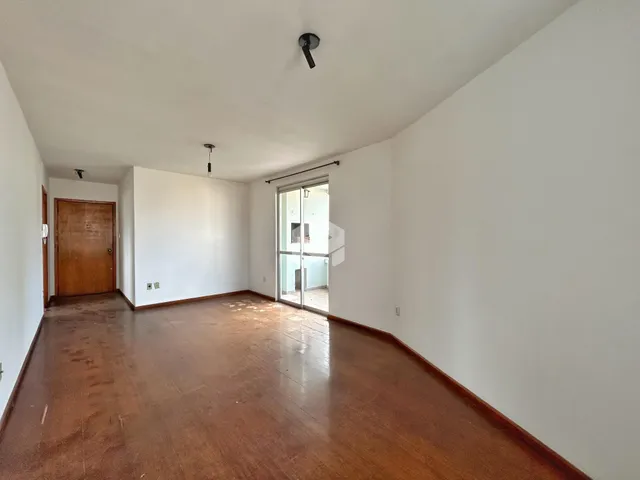 Ambiente interno com piso de madeira polida.
