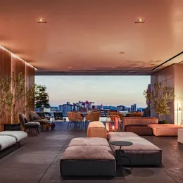 Sala de estar com vista panorâmica da cidade.