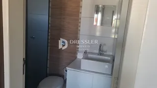 Foto de um banheiro com pia e vaso sanitário em um imóvel no Brasil.