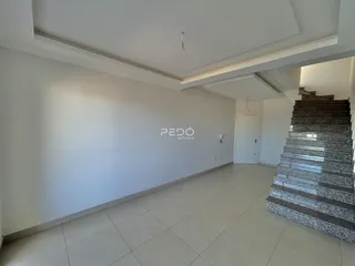 Hall de entrada com paredes brancas e piso de cerâmica claro.